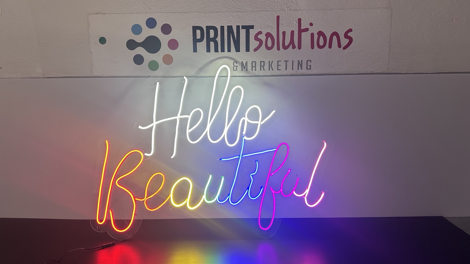 Letrero Hello Beautiful de neón LED multicolor
